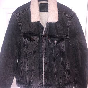 NEVER WORN Levi’s Denim Sherpa Trucker Jacket!!